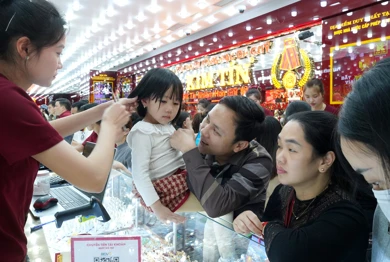 Bản tin thị trường vàng sáng 27/3/2026: Giá vàng thế giới giảm mạnh, trong nước giảm theo